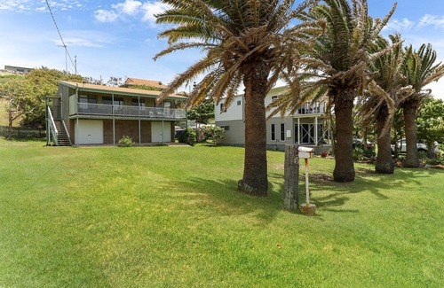 Emu Park House | FOUR PALMS