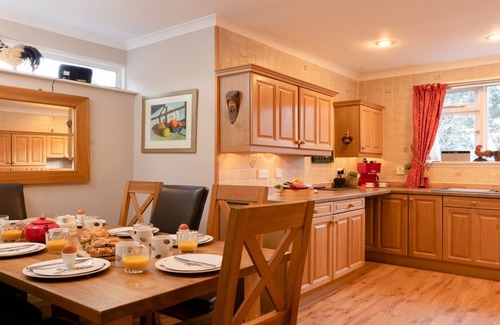 Dulnain Bridge Cottage | Four Pines Lodge - a house that sleeps 8 guests in 4 bedrooms