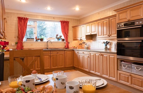 Dulnain Bridge Cottage | Four Pines Lodge - a house that sleeps 8 guests in 4 bedrooms