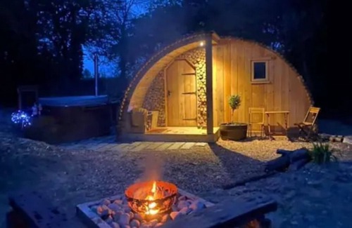 Milton Cabin | Fox Lodge at Heygates Lodging - Waterfront Wooden Lodge With hot tub