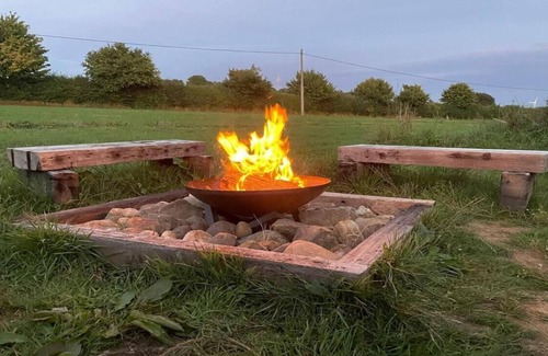 Milton Cabin | Fox Lodge at Heygates Lodging - Waterfront Wooden Lodge With hot tub