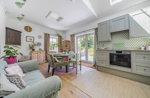Blandford Forum House | Foxearth - sleeps 4 guests in 2 bedrooms