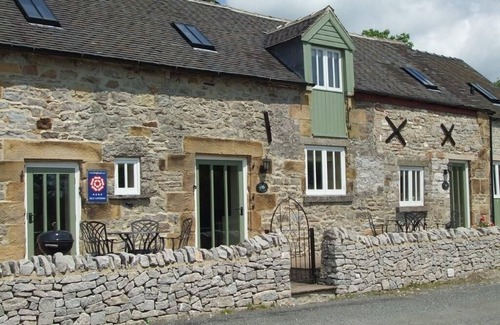 Hulland Ward Cottage | Foxglove Cottage, dog-friendly house by the Peak District with a hot tub