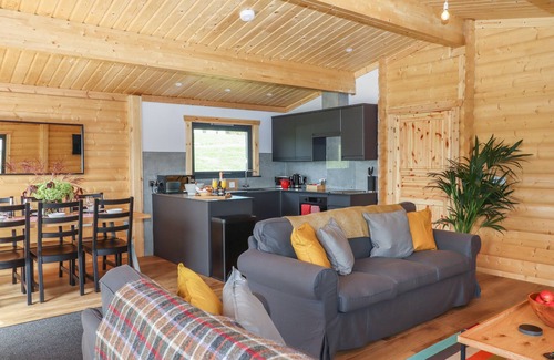 Sticklepath Cottage | FOXGLOVE LODGE, pet friendly, with hot tub in Hittisleigh