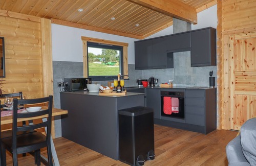Sticklepath Cottage | FOXGLOVE LODGE, pet friendly, with hot tub in Hittisleigh