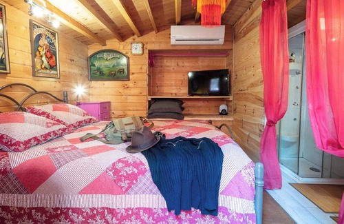 Durfort-et-Saint-Martin-de-Sossenac Bed & Breakfast | Chambre Églantine - Tiny Room with Private Garden