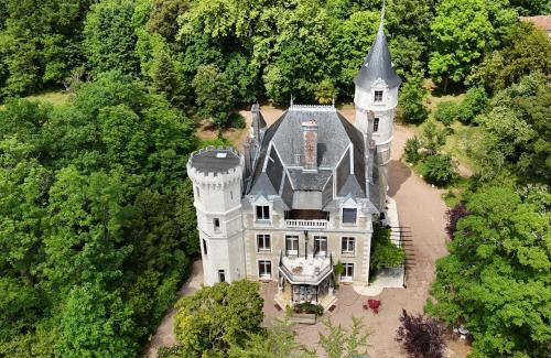 Javerlhac-et-la-Chapelle-St-Robert Bed & Breakfast | château de Puymoger