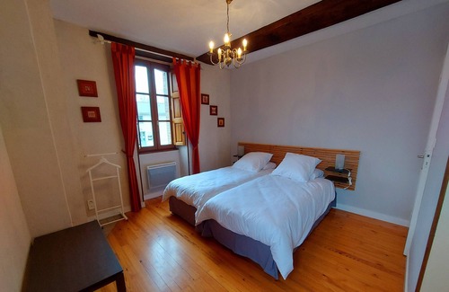 Saint-Sulpice Cottage | Gite La Roche-Neuville-Saint-Sulpice, 4 bedrooms, 10 persons