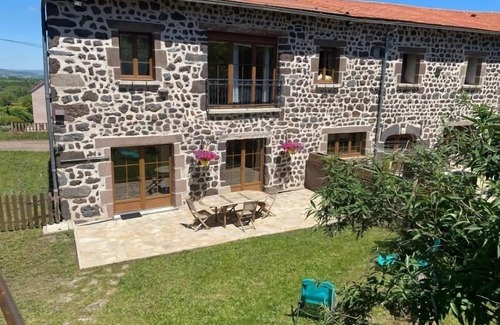 Saint-Christophe-sur-Dolaison Cottage | Farm cottage in Saint-Christophe-sur-Dolaison with terrace and private ensuite rooms