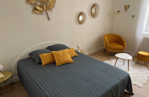 Saint-Georges-les-Baillargeaux Bed & Breakfast | Maison d'Hôtes near Futuroscope - 2 to 6 pers with SPA & Private pool