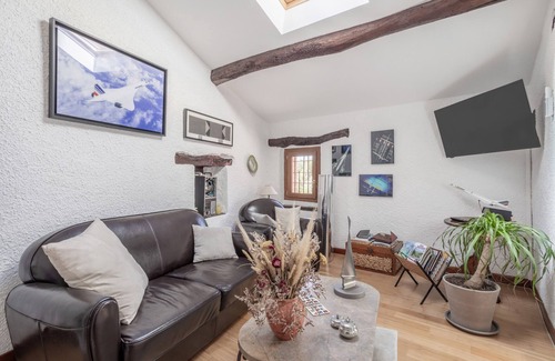 Sainte-Colombe-de-la-Commanderie Bed & Breakfast | Bed and breakfast 'Ormes Chambre Familiale Vue Jardin'