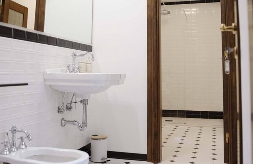 Historic Center Ski Chalet | Frame Bologna [Double room with external private bathroom]