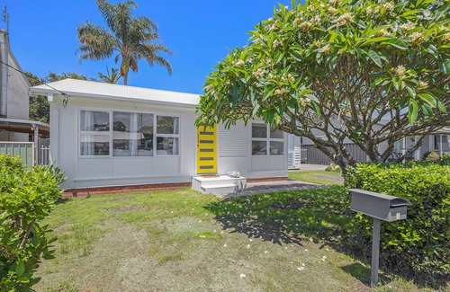 Budgewoi Cottage | Frangipani Hideaway - Close to everything!