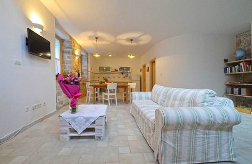 Betina House | Frantoio House. Charming stone house in front of the dock