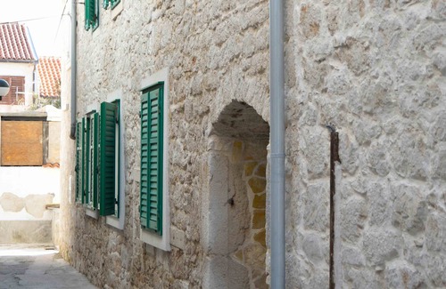 Betina House | Frantoio House. Charming stone house in front of the dock
