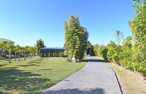 River Heads Cabin | Fraser Coast, Modern Container Home + Cabin, Pool, Pets ok, Boat Ramp 5min