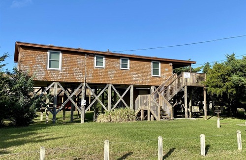 Avon House | Freaky Tiki 3 Bedroom Cottage by RedAwning