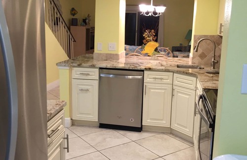 Lower Grand Lagoon Condo | FREE BEACH CHAIRS ALL WEEK 30,000 REMODEL NEW GRANITE CABINETS, 2 NEWPILLOWTOPS