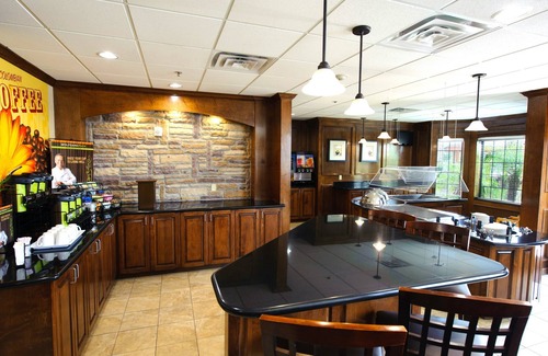 South Side Apartment | Free Breakfast Buffet! Great Location Near Area Beaches!