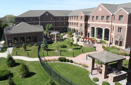 Indianapolis Apartment | Free Breakfast Buffet Daily. Indoor Pool. Gym. Studio in a Great Location.