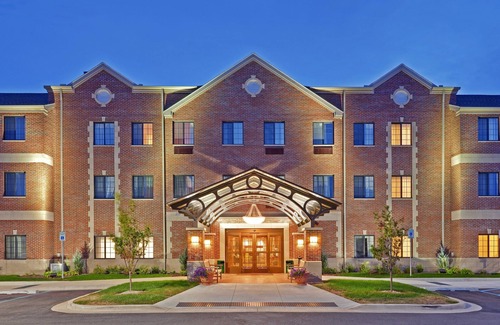 Indianapolis Apartment | Free Breakfast Buffet Daily. Indoor Pool. Gym. Studio in a Great Location.