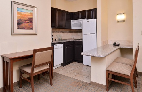 Central Oklahoma City Condo | Free Breakfast + Hot Tub + Heated Saltwater Pool | 24 Hour Business Center