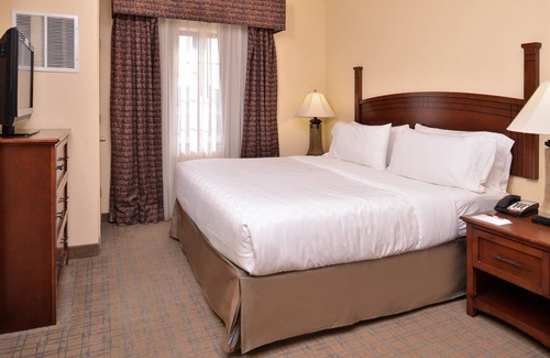 Central Oklahoma City Condo | Free Breakfast + Hot Tub + Heated Saltwater Pool | 24 Hour Business Center