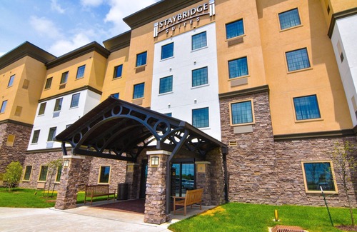 Lafayette Condo | Free Breakfast. Indoor Pool. Great for Groups + Only 5 Miles to Purdue University.