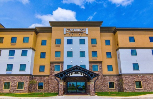 Lafayette Condo | Free Breakfast. Indoor Pool. Great for Groups + Only 5 Miles to Purdue University.