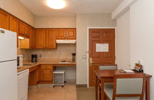 Shearer Hills - Ridgeview Condo | Free Breakfast + Outdoor Pool | Suite with Roll-in Shower Only 15 Minutes from the Riverwalk!