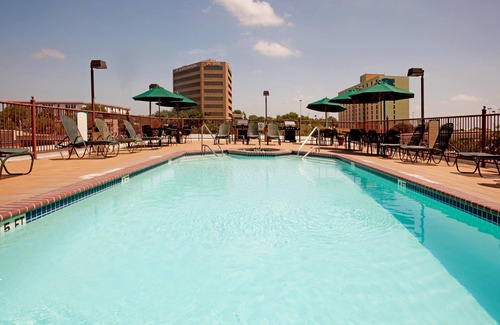 Shearer Hills - Ridgeview Condo | Free Breakfast + Outdoor Pool | Suite with Roll-in Shower Only 15 Minutes from the Riverwalk!