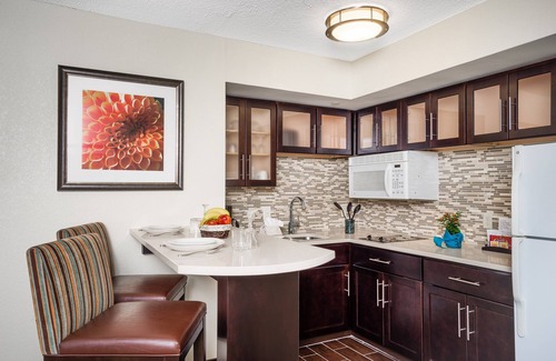 Christiana Condo | Free Breakfast. Outdoor Pool. Near the University of Delaware!