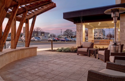 Overland Park Apartment | Free Breakfast. Pool. Shared BBQ. Gym. Near Overland Park Convention Center! Great for Business Travelers!
