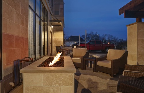 Overland Park Apartment | Free Breakfast. Pool. Shared BBQ. Gym. Near Overland Park Convention Center! Great for Business Travelers!