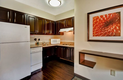 Middleton Condo | Free Breakfast. Pool and Hot Tub. Downtown Location. Close to the University of Wisconsin-Madison!