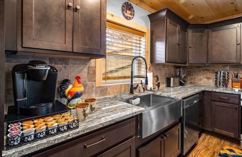 Gatlinburg - Pigeon Forge Cabin | Free Dollywood Tix/DogFriendly/2Min2Parkway/Loaded