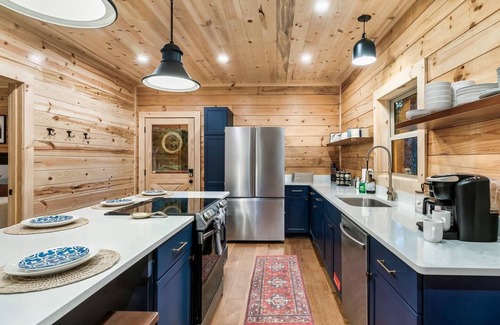 Gatlinburg - Pigeon Forge Cabin | Free Dollywood Tix/Indoor Heated POOL/VIEWS/Quiet