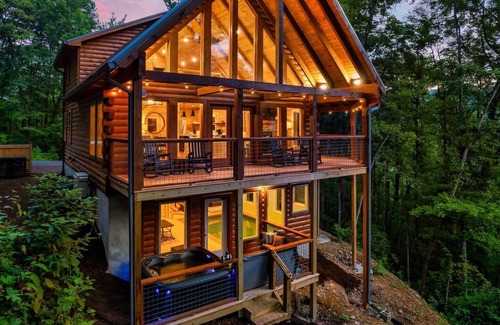 Gatlinburg - Pigeon Forge Cabin | Free Dollywood Tix/Indoor Heated POOL/VIEWS/Quiet