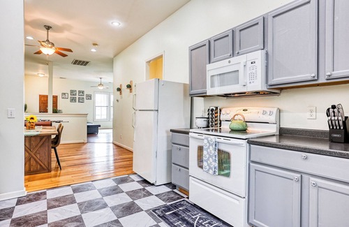 Metropolitan Apartment | Free Early Check-In - 5 min to DT - Summer Getaway - Private Balcony + Telescope