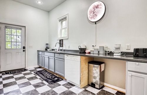 Metropolitan Apartment | Free Early Check-In - 5 min to DT - Summer Getaway - Private Balcony + Telescope