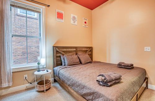 Metropolitan Apartment | Free Early Check-In or Late Check-Out - Big Yard, BBQ - Summer Getaway near DT, Starland & River St
