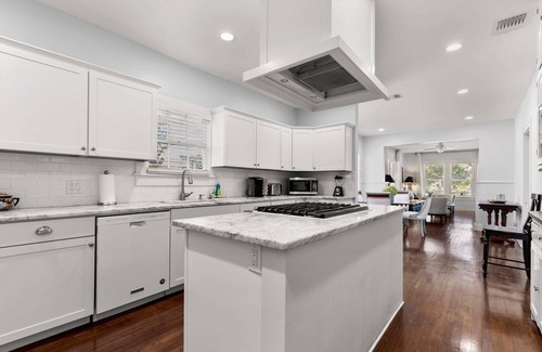 Midtown House | Free Fun Included | Near Zoo, Pearl & Riverwalk | Charming Historic Casa in Midtown by Trinity