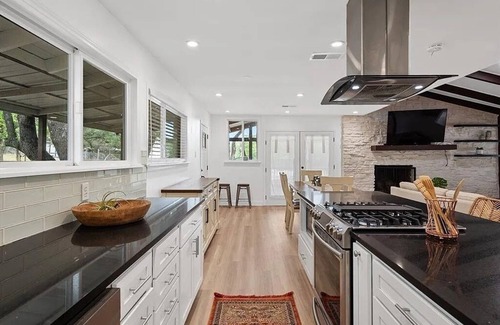 Austin Villa | FREE LIMO, Private Pool Jacuzzi, 8 acres 5 room 5 bath Sleeps 26