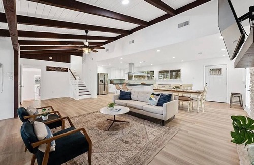 Austin Villa | FREE LIMO, Private Pool Jacuzzi, 8 acres 5 room 5 bath Sleeps 26