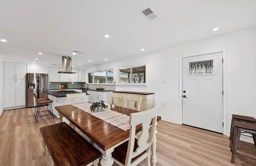 Austin Villa | FREE LIMO, Private Pool Jacuzzi, 8 acres 5 room 5 bath Sleeps 26