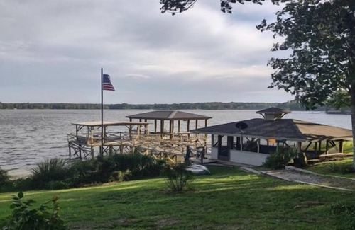 Hemphill Apartment | Free night! Weekday Special located directly on Toledo Bend Lake