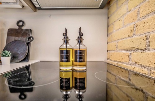 Exchange District Condo | FREE PARKING-5 Star FULLY Stocked Quiet 2 BR Loft-Central-ALL Travellers