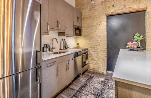 Exchange District Condo | FREE PARKING-5 Star FULLY Stocked Quiet 2 BR Loft-Central-ALL Travellers