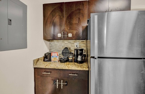 West End Apartment | Free Parking, Near Old Town, DC Monuments, MGM Casino, and Airport