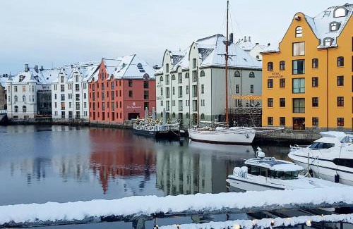Alesund Apartment | Free Parking space, 2 Bed Room, Short walk to Brosundet